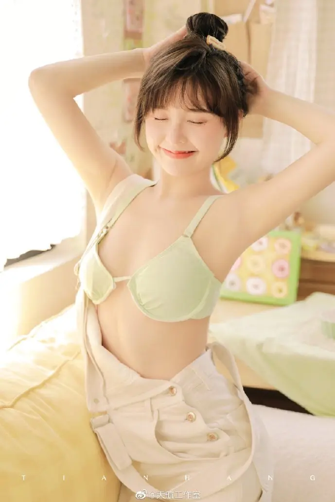 设计师使用在线PS工具工作场景